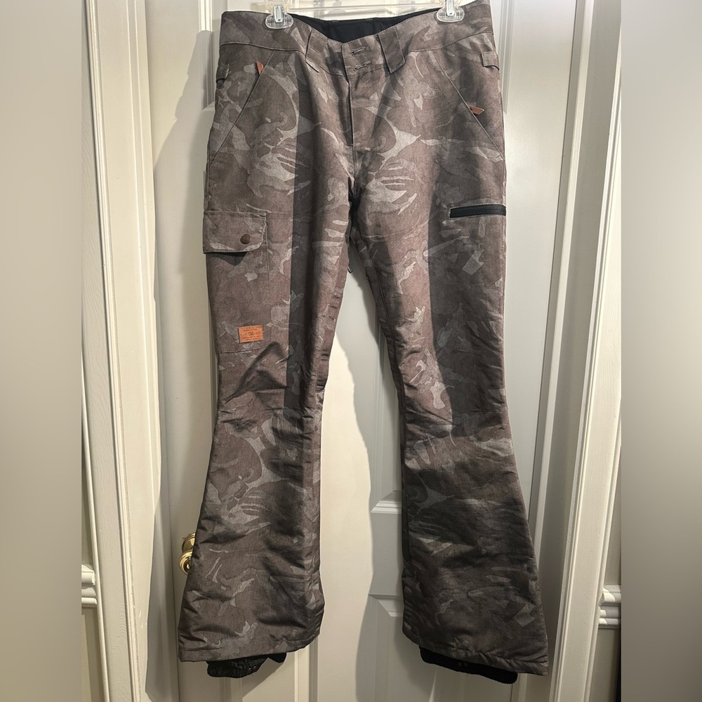 Green camo women’s large DC Shoe Company snowboarding pants, waterproof, 10k